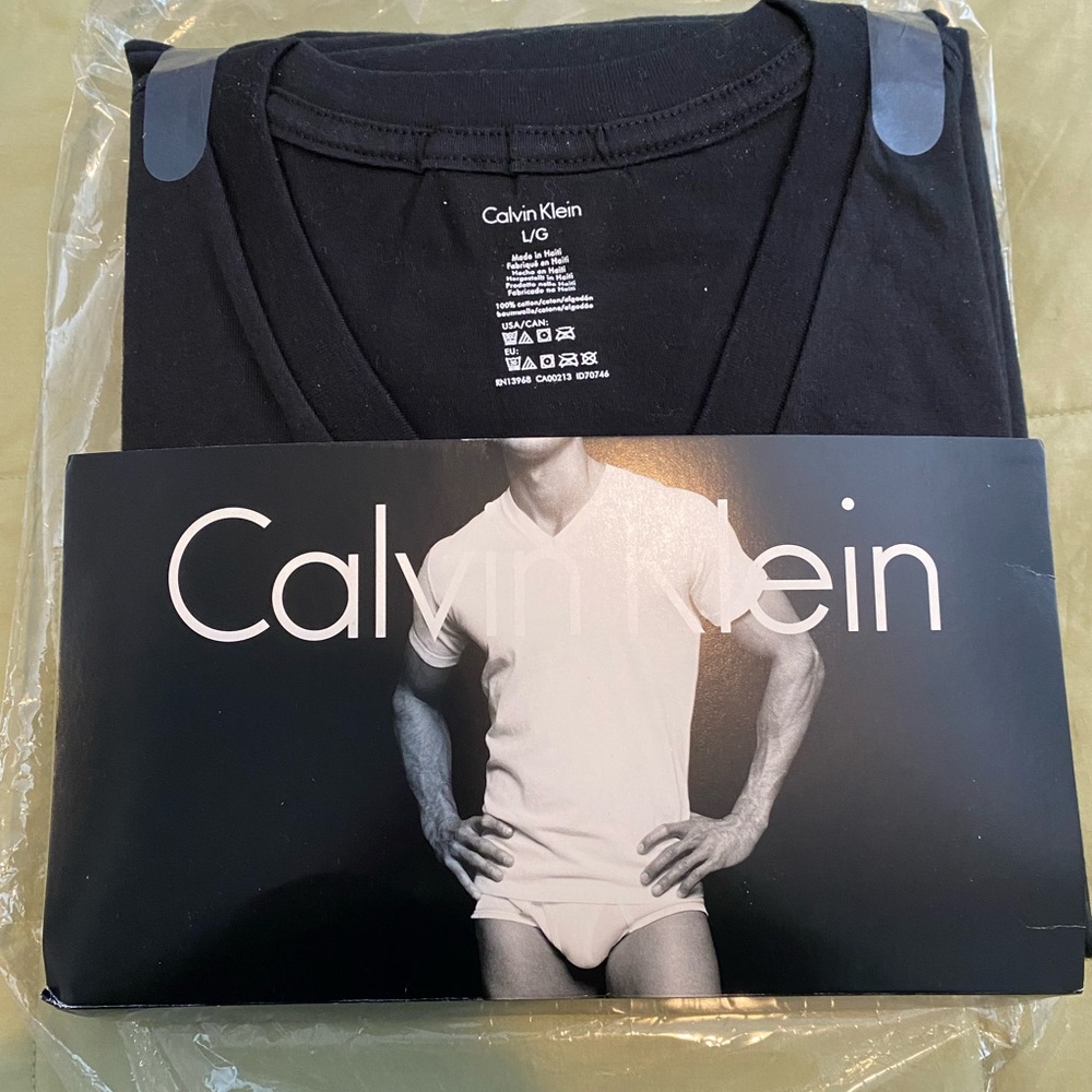 Calvin Klein Men’s v-neck t.shirts, Large